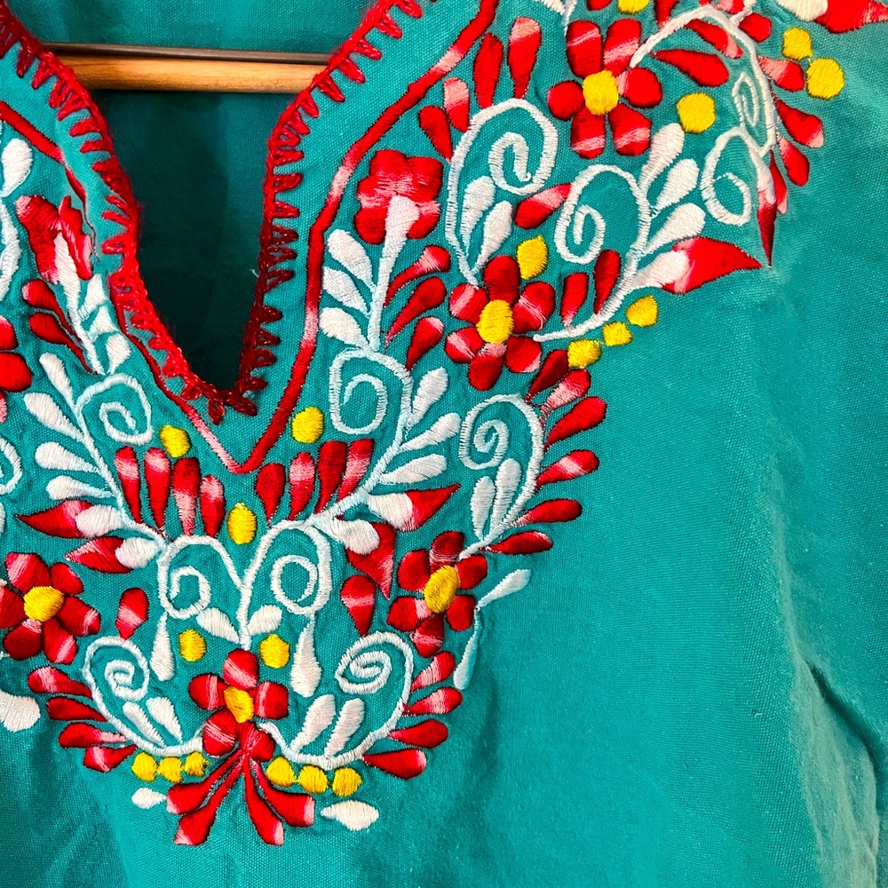 Beautiful turquoise Mexican embroidered blouse Women’s M